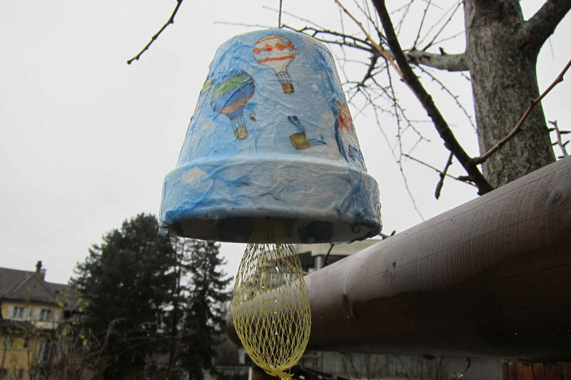 Ballon-Vogelfutterspender in der Frauensteinmatt in Zug.