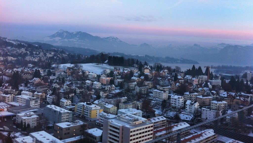 Abenddämmerung auf dem Dach des Kantonsspital Luzern mit Blick auf die Rigi.