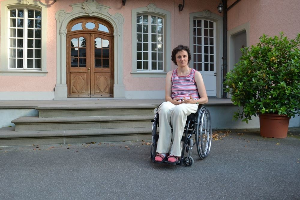 Alexandra vor dem Pflegeheim Steinhof. «Sie ist einfach da, die Krankheit», sagt sie über den Umgang mit Multiple Sklerose.