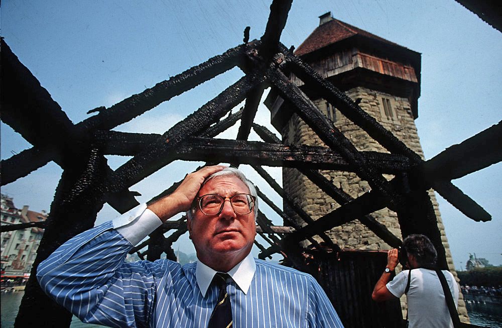 Kurt Illi (damaliger Luzerner Verkehrsdirektor) auf der Kapellbrücke am 18. August 1993