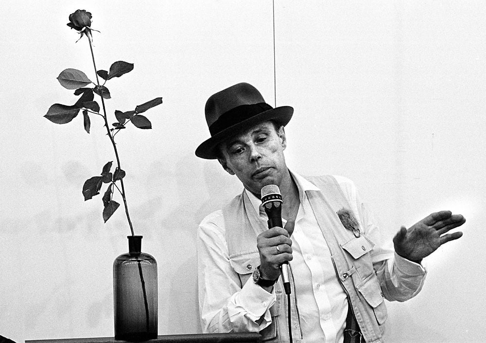 Joseph Beuys im nicht mehr existierenden Kunst- und Kongresshaus Luzern 1979