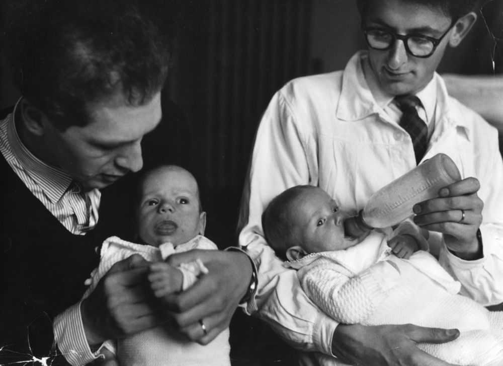 Väter pflegen ihre Säuglinge im Jahr 1956. (Bild: Rob Gnant)
