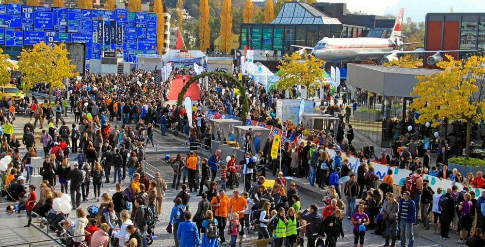 Beim Zieleinlauf am Lucerne Marathon werden die Läufer von den Zuschauern bejubelt.