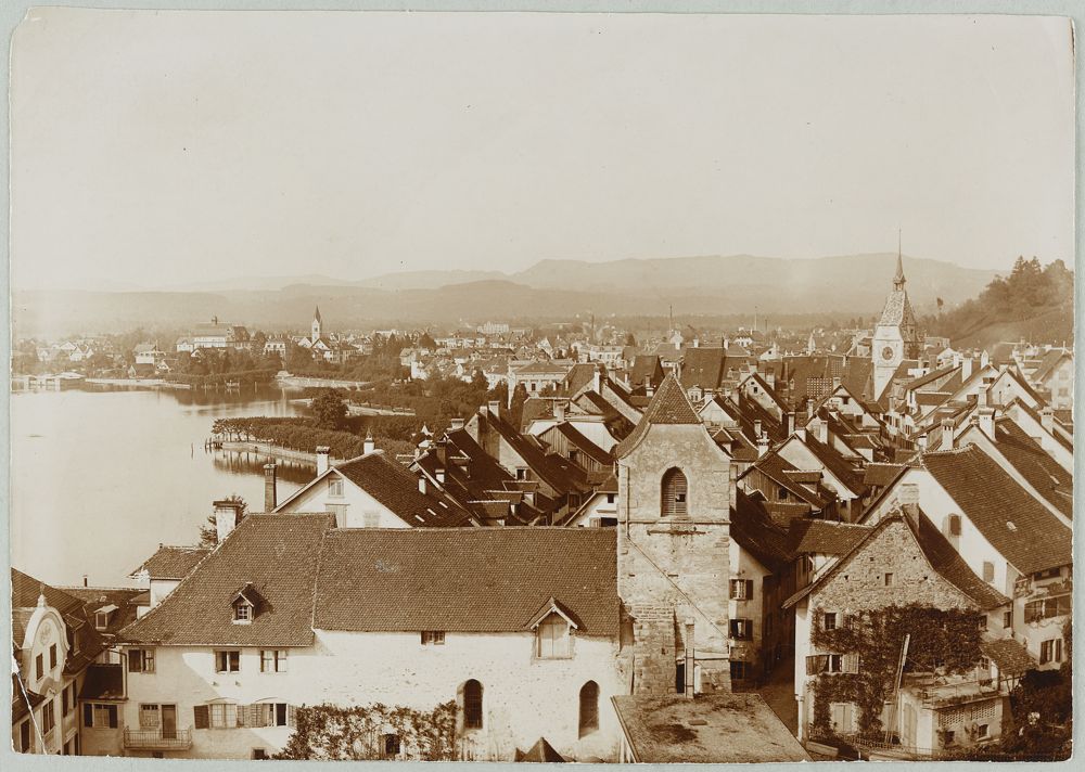 Das Zuger Casino/Stadttheater und im Vordergrund die Liebfrauenkapelle 1905-1920. (© Kantonale Denkmalpflege Zug)