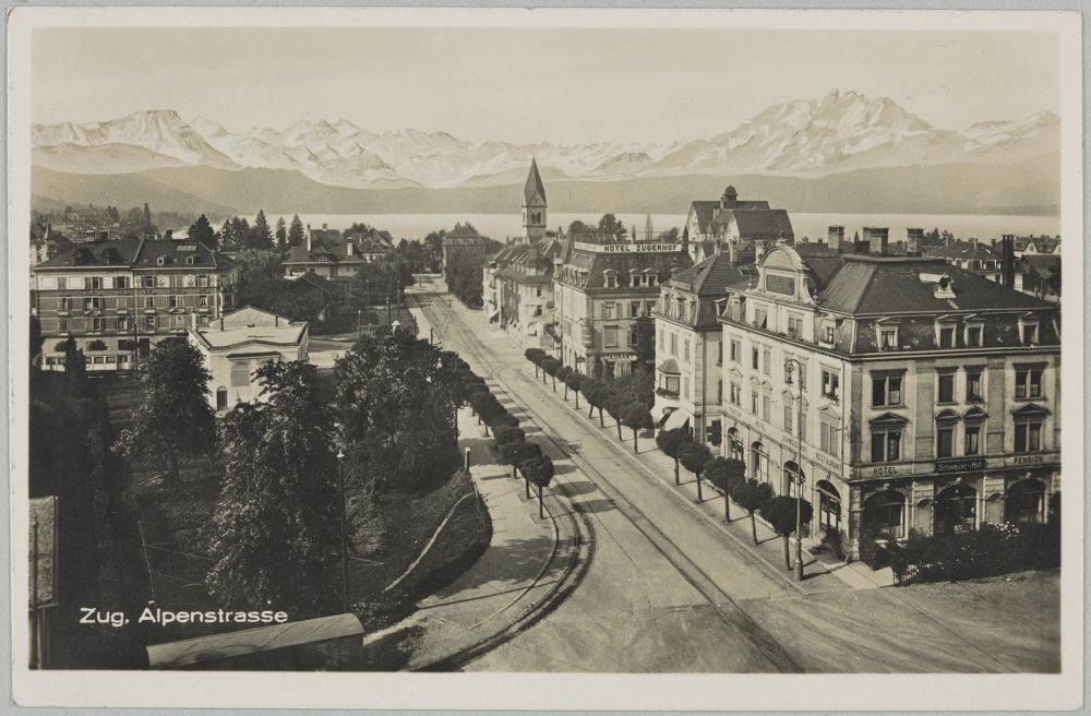 Die Alpenstrasse in Zug 1915 -1920 mit dem Alpenpanorama im Hintergrund. (© Guggenheim & Co, Zürich)