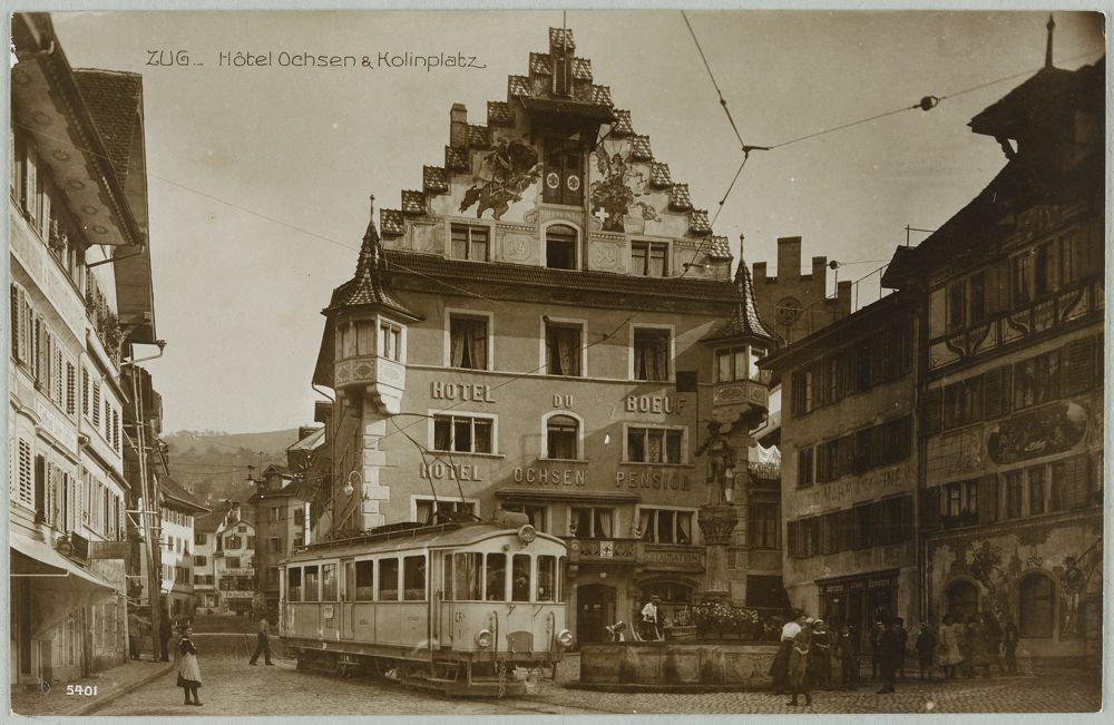 Das Hotel Ochsen am Kolinplatz, mit der Strassenbahn im Vordergrund 1913-1925. (© Edition Art. Perrochet-Matile, Lausanne)