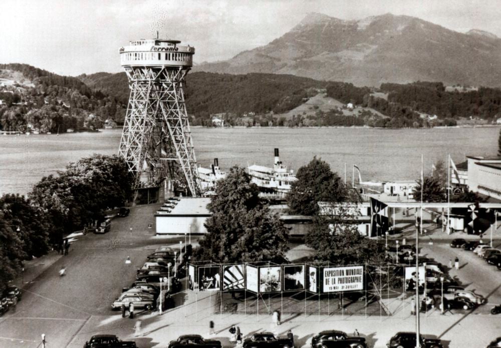 Der Holzturm am See diente 1952 der Weltausstellung der Photographie in Luzern als Wahrzeichen. (Aus «Luzern in alten Ansichten» © Weltbild Verlag, Olten / © Foto: Stadtarchiv Luzern)