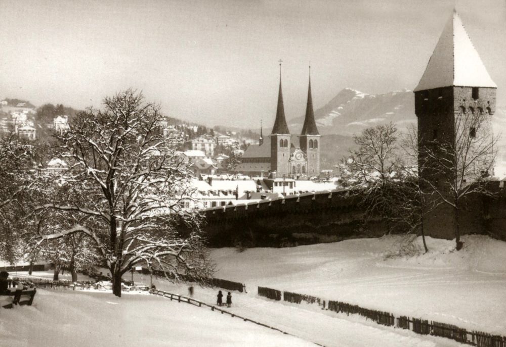 Die Museggmauer mit der Hofkirche im Hintergrund 1909/1910. (Aus «Luzern in alten Ansichten» © Weltbild Verlag, Olten / © Foto: Stadtarchiv Luzern)