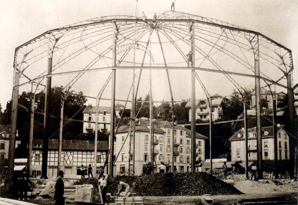 Der Bau des Bourbaki Panorama-Gebäudes im Jahre 1889. (Aus «Luzern in alten Ansichten» © Weltbild Verlag, Olten / © Foto: Stadtarchiv Luzern)