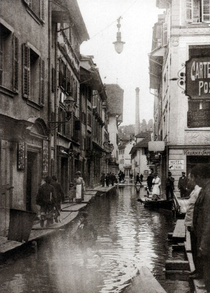 Die überschwemmte Hertensteinstrasse im Juni 1910. (Aus «Luzern in alten Ansichten» © Weltbild Verlag, Olten / © Foto: Stadtarchiv Luzern)