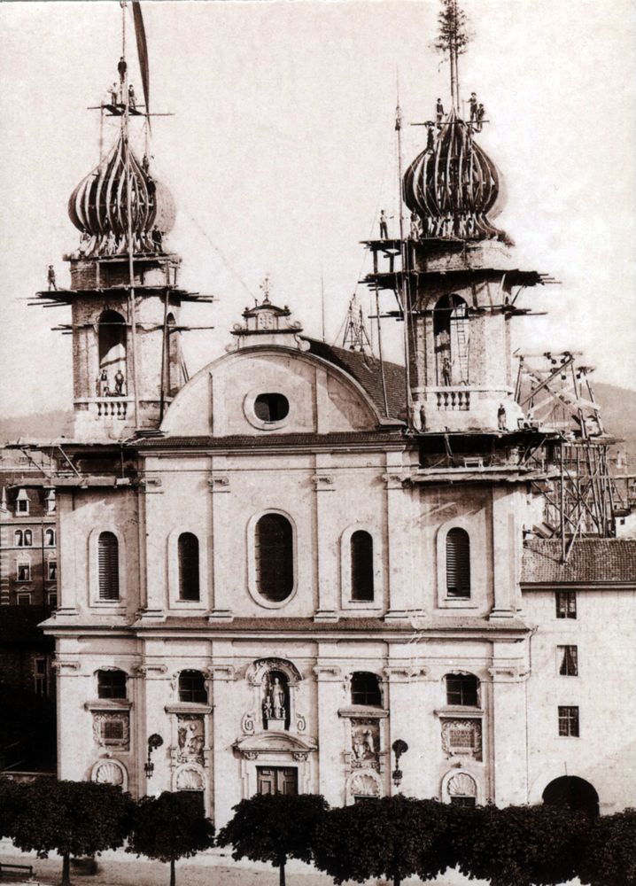Die Errichtung der Türme von der Jesuitenkirche im Jahre 1893. (Aus «Luzern in alten Ansichten» © Weltbild Verlag, Olten / © Foto: Stadtarchiv Luzern)