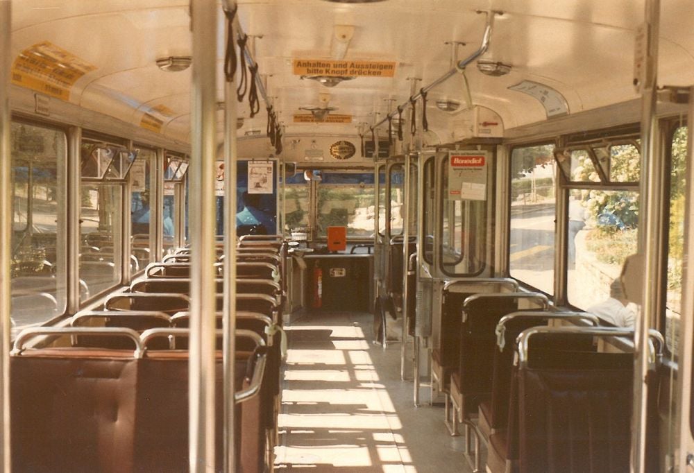 Ein grosser Teil des Wagenparks war damals über 20-jährig. Das Interieur strahlte, wie hier im FBW-Autobus Nummer 78 von 1955 an der Endstation Meggen, Grosszügigkeit aus. (9.8.1983; © Paul Schneeberger, Baden)