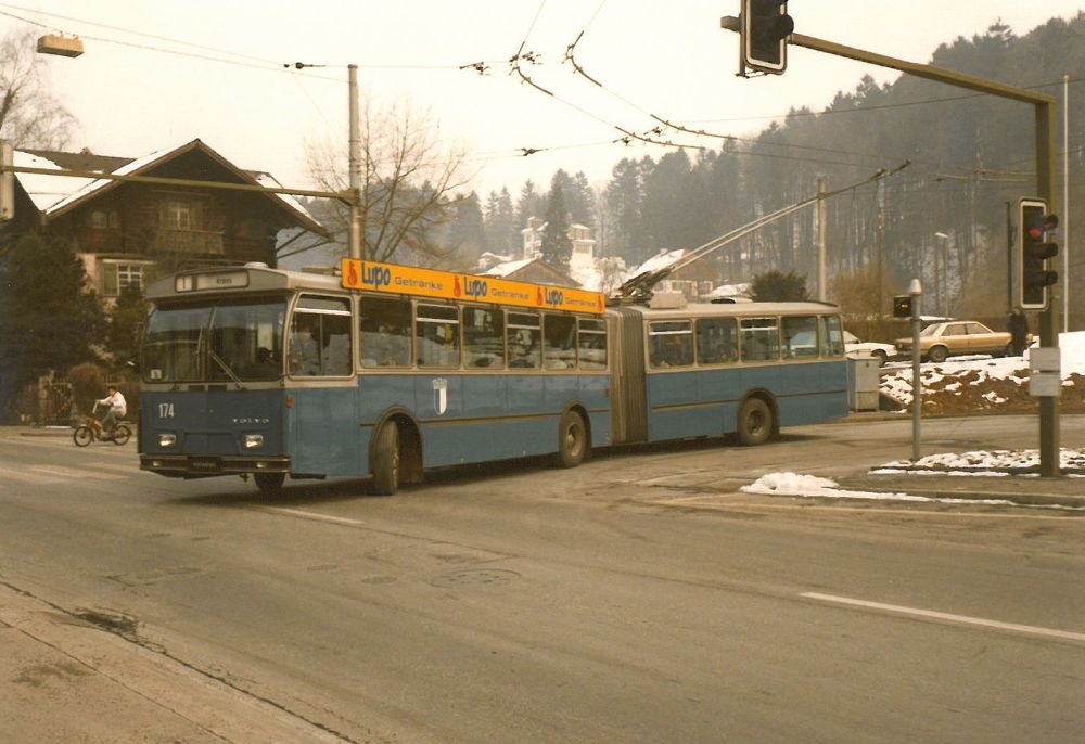 Noch heute wenden die Trolleybusse trotz bis Ebikon durchgehender Siedlung an der Stadtgrenze Maihof. Hier bricht ein Bus aus den 1970er Jahren zur Rückfahrt nach Kriens auf. (17.2.1986; © Paul Schneeberger, Baden)