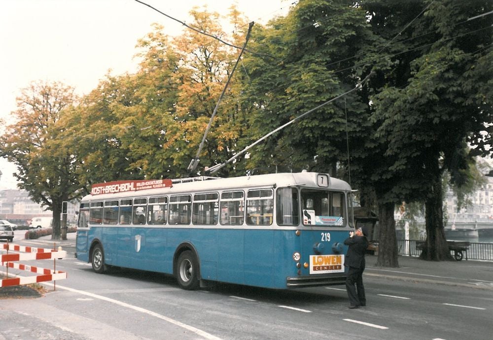 Prägend für das Stadtbild waren Trolleybusse, die 1959 und 1961 das Tram abgelöst hatten. Immer wieder war, wie hier am Bahnhofplatz, Handarbeit an den Stromabnehmern gefragt. (10.9.1986, © Paul Schneeberger, Baden)