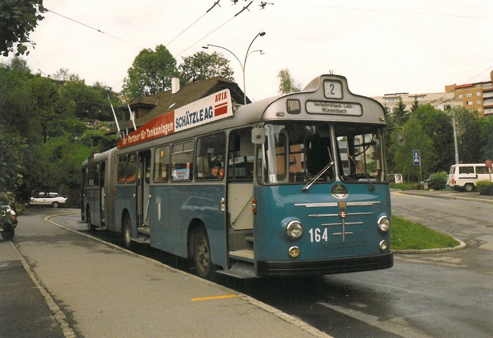 Einzigartig in der Schweiz waren die ältesten Gelenktrolleybusse der VBL von 1965/66. Sie stammten aus Deutschland und hatten damals schon eine Niederflurplattform im Heck. (8.6.1987; © Paul Schneeberger, Baden)