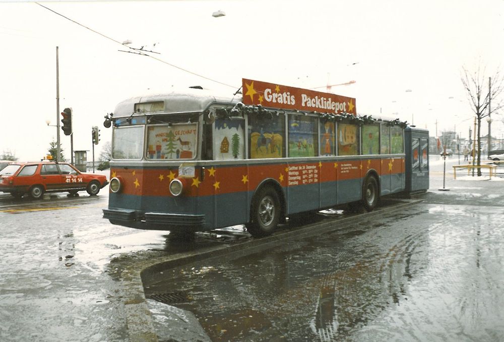 In der Adventszeit erleichterten die aus alten Trolleybussen umgebauten Päckli-Busse am Schwanenplatz und am Pilatusplatz als Gepäck-Depots das Einkaufen. (21.7.1986; © Paul Schneeberger, Baden)