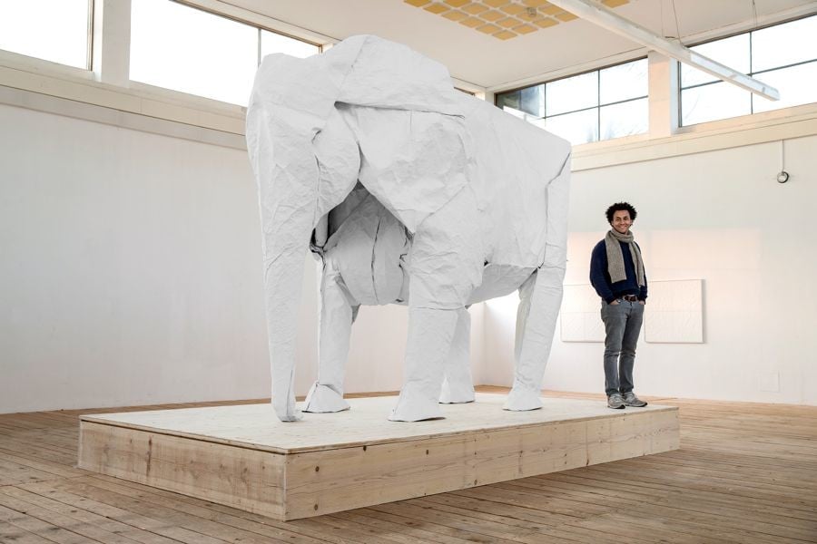 Riesenorigami: Weisser Elefant aus Papier