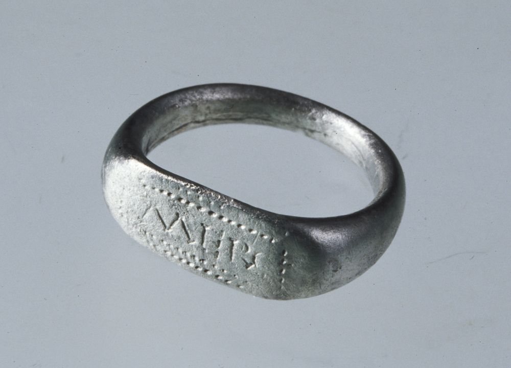 Ring aus Silber mit einer Merkur-Inschrift bei dem es sich wohl um eine Weihegabe handelt. (Foto: A. Eichenberger,  Kantonales Museum für Urgeschich, Zug)