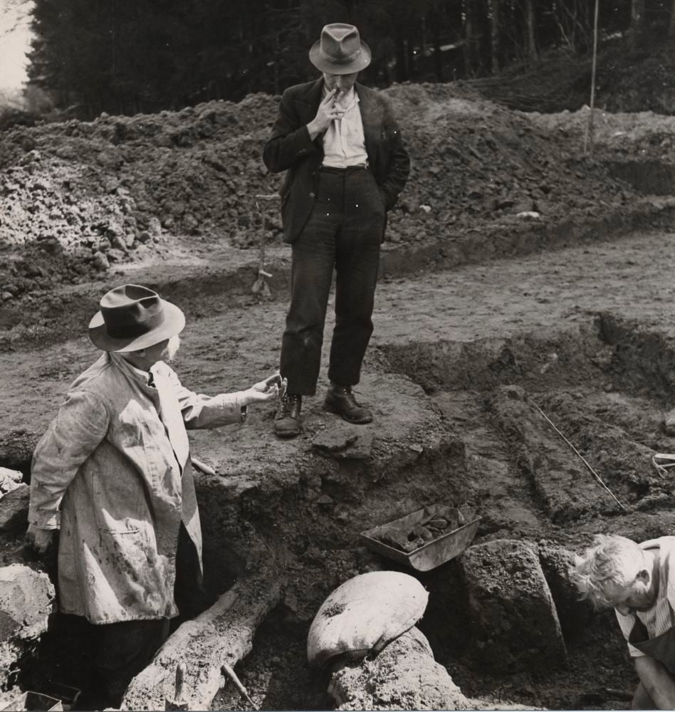 Ausgrabungen 1944/1945, der Grabungsleiter Michael Speck (links) zeigt einem Besucher die neuesten Fundstücke. (Bild: Archiv A, Amt für Denkmalpflege und Archäologie, Zug)