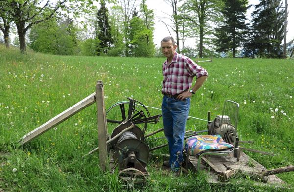 Jules Rampini pflügt seinen Bergacker noch mithilfe des Wellenbocks. Sein Vater hat Freude, «wenn einer noch so ackert».