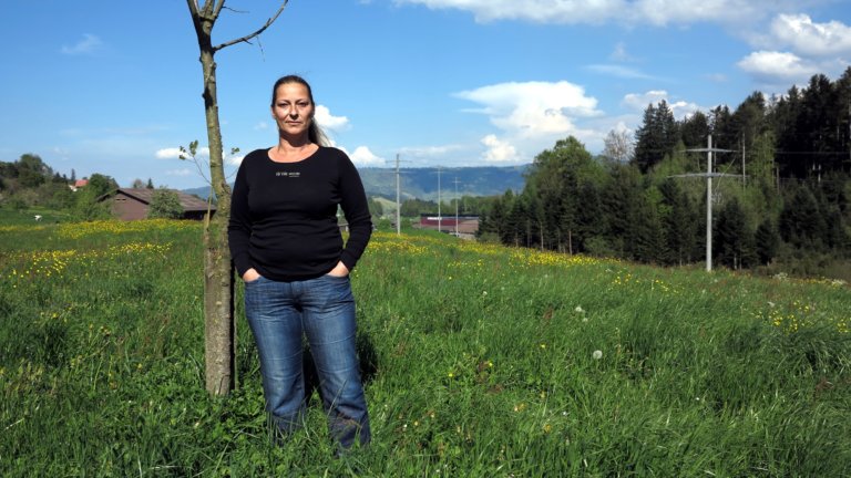 Karin Henseler wohnt knapp 600 Meter vom geplanten Energiezentrum entfernt – und in der selben Talsenke. Weil sie um die Gesundheit ihrer Familie fürchtet, hat sie sich an einer Einsprache beteiligt.