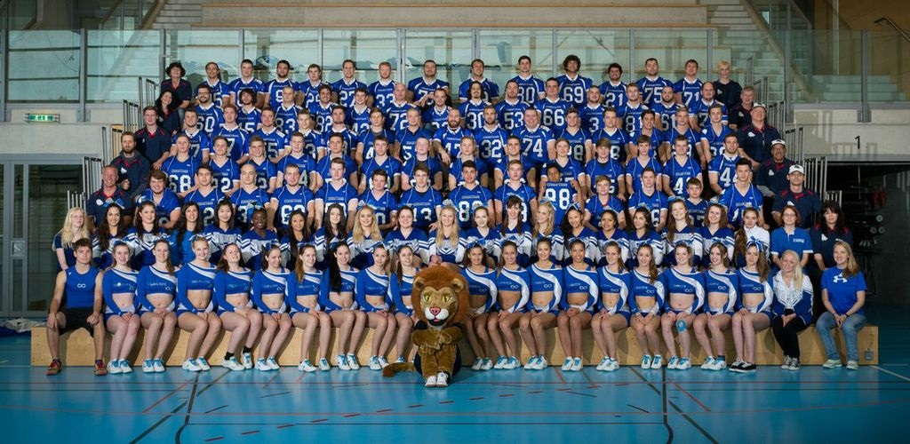 Die «Luzern Lions» und die Cheerleader «Wildcats Eternity» mit ihrem Maskottchen «Löi». (Foto: Nel&Izzy Photography)