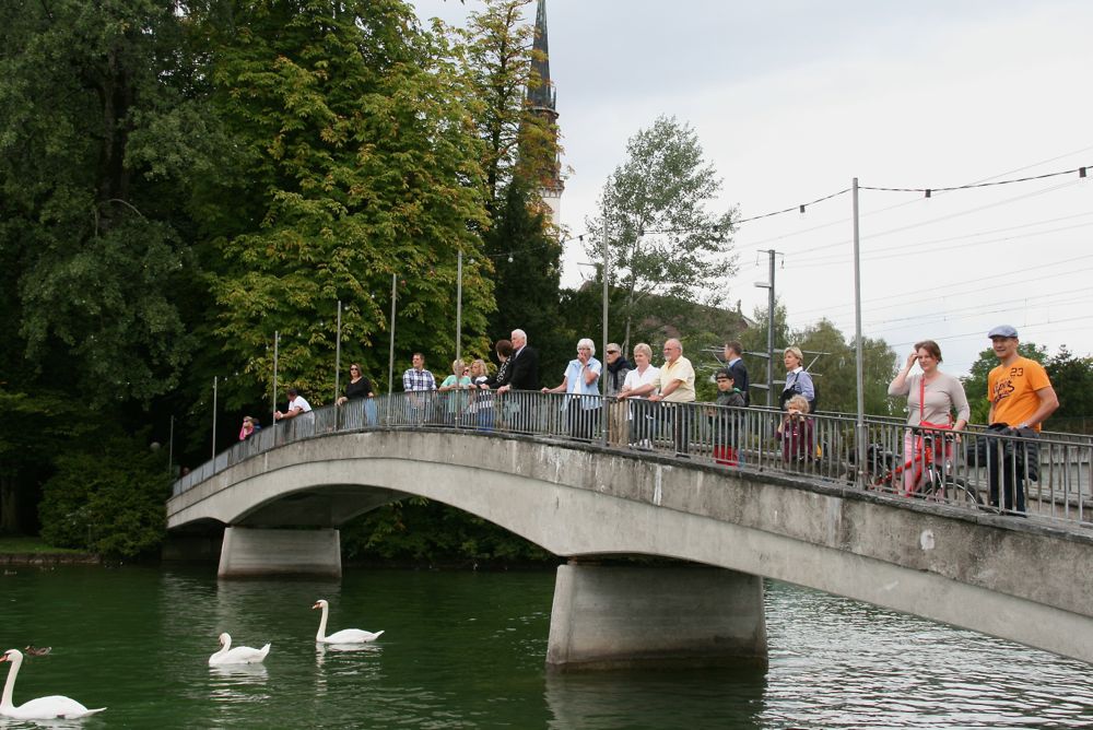 Zuschauer auf der Brücke zum Villette-Park