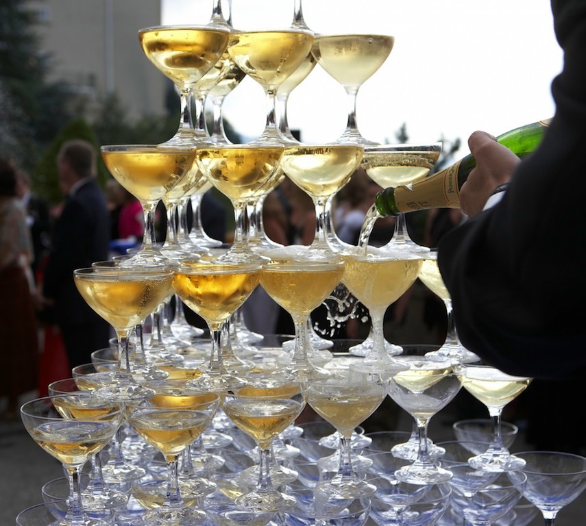 Türme aus vollen Champagnergläsern. Was hat die Stadt in Sachen Luxus überhaupt zu bieten?