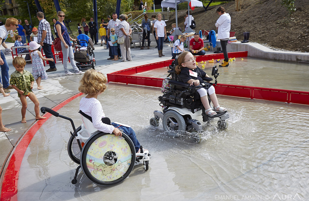 Wasserbecken für Rollstuhlfahrten durch das Wasser