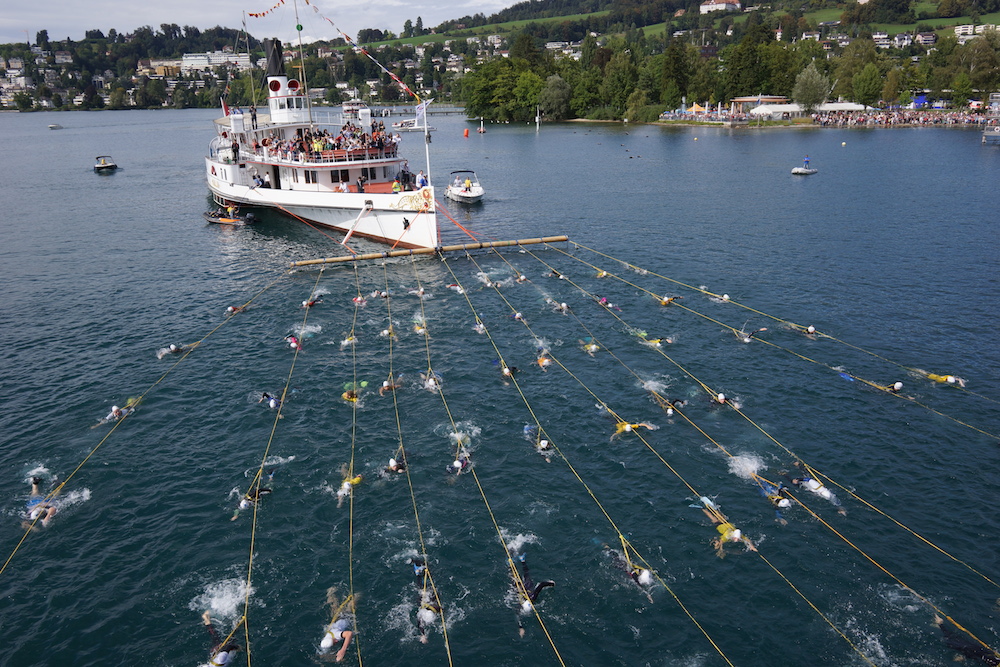 75 Schwimmer ziehen die MS Gallia 100 Meter für einen Weltrekord.                            