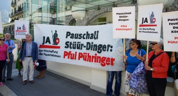 Protestaktion gegen die Pauschalbesteuerung von Peter Pühringer in Vitznau am 6.9.2014: Der Investor scheut die öffentliche Diskussion und bemüht stattdessen die Anwälte.