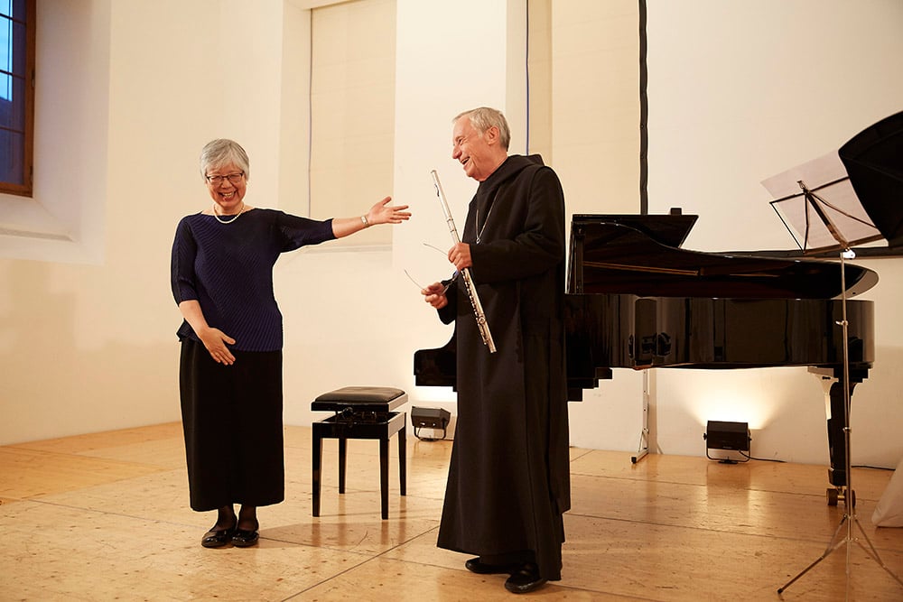 Mutsumi Ueno spielte Klavier und Abtprimas Dr. Notker Wolf Querflöte im Marianischen Saal.