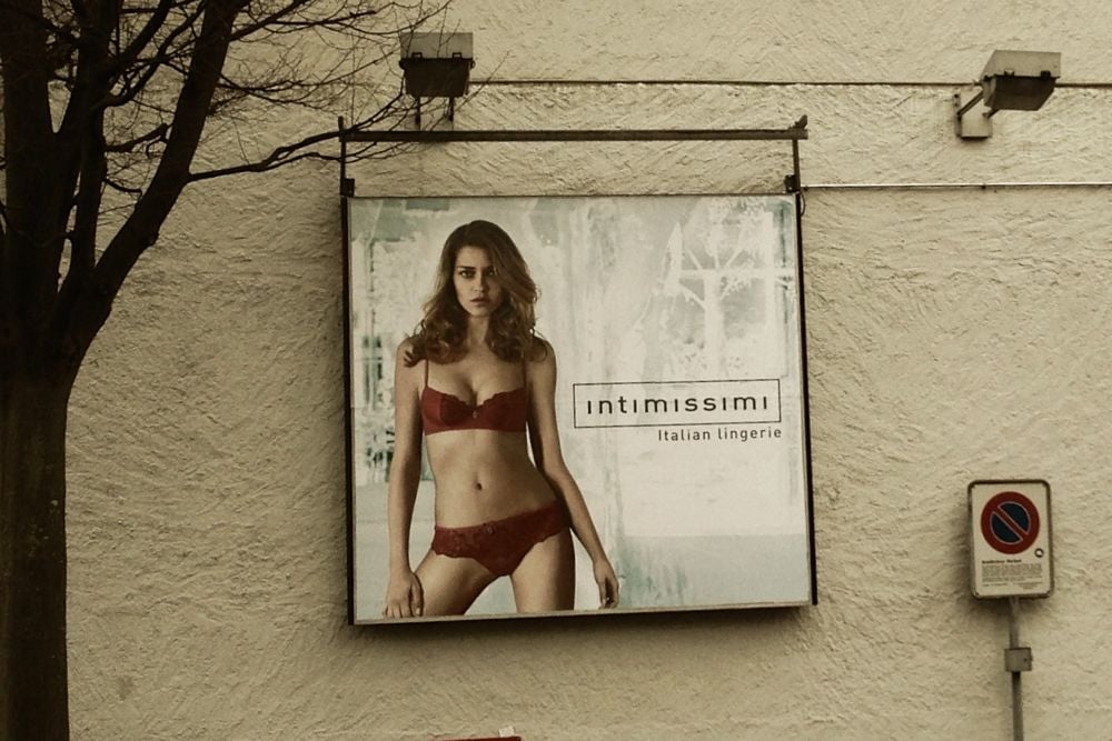 Ein italienisches Unterwäschelabel macht mit einer Plakatkampagne auf sich aufmerksam.