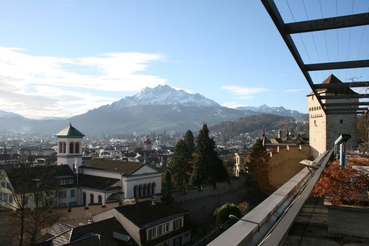 Auf der Suva-Terrasse gibt es sogar ein Fernglas und eine Bergpanorama-Karte.