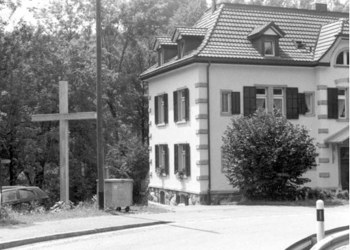 Dieses Holzkreuz bei Sihlbrugg soll eine Antenne beinhalten.