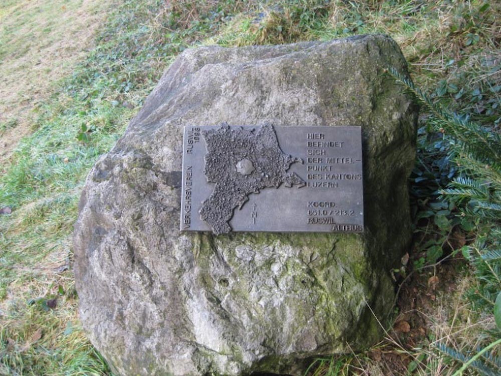 Der Mittelpunkt des Kantons wird durch einen Stein markiert.