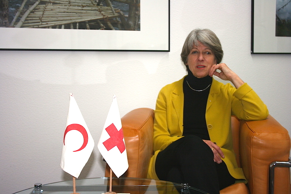 Die frühere Bundeskanzlerin Annemarie Huber-Hotz in ihrem Büro am Hauptsitz des Schweizerischen Roten Kreuzes in Bern. (Bild: tog)