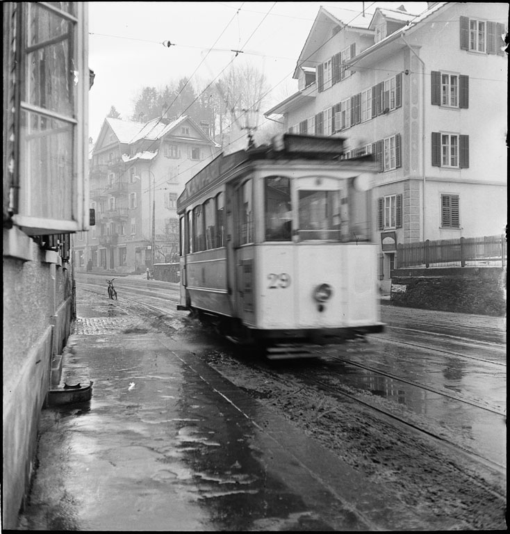 Bis 1961 noch ein gewohnter Anblick: Das Tram hier auf der Hauptstrasse in Reussbühl.
