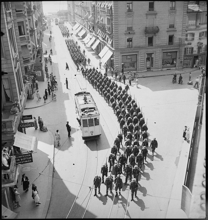 Marschkolonne der Schweizer Armee 1944 durch Luzern neben einem Tram an der Alpenstrasse Kreuzung Hertensteinstrasse.