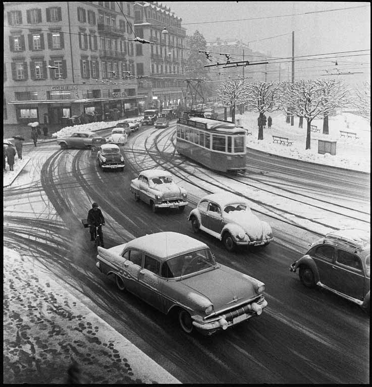 Nichts da mit langen Wartezeiten im Stau trotz Busspur. Ein Tram am Schwanenplatz um 1960.