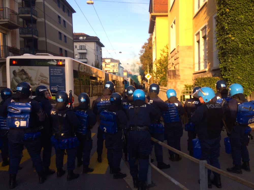 Grossaufgebot der Polizei an der Voltastrasse, nahe beim FCL-Stadion, letzten Sommer. Entlang dieser Strasse werden die Gästefans von den VBL vom Bahnhof zum Stadion und zurück transportiert.