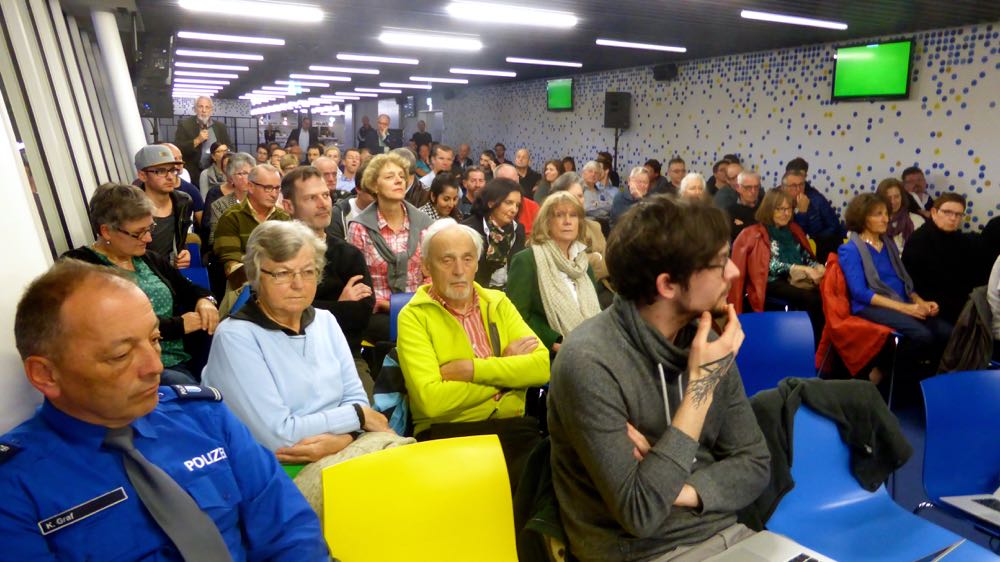 Besucher des Podiums in der Swissporarena.