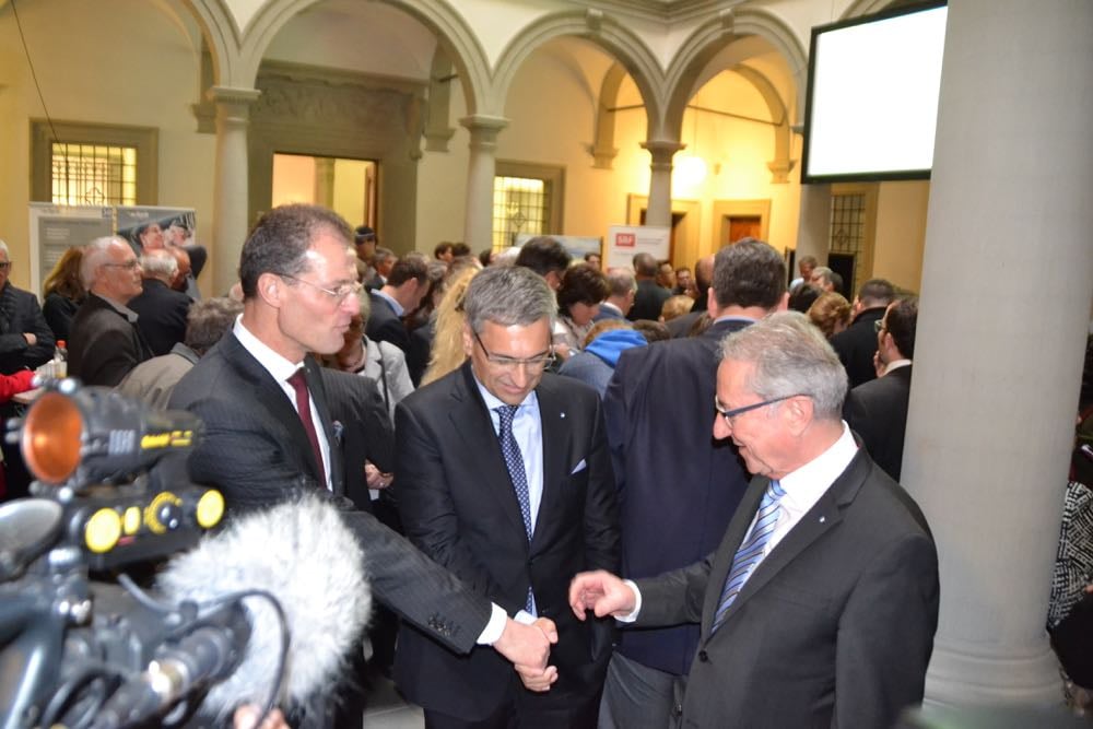 Handshake der glücklichen Gewinner des 1. Wahlgangs: Die wiedergewählten Regierungsräte Reto Wyss, Guido Graf und Robert Küng.