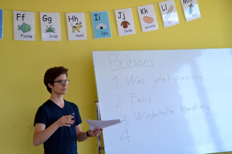 Der Zivildienstleistende Nils Egger gibt den Erwachsenen Deutschunterricht.