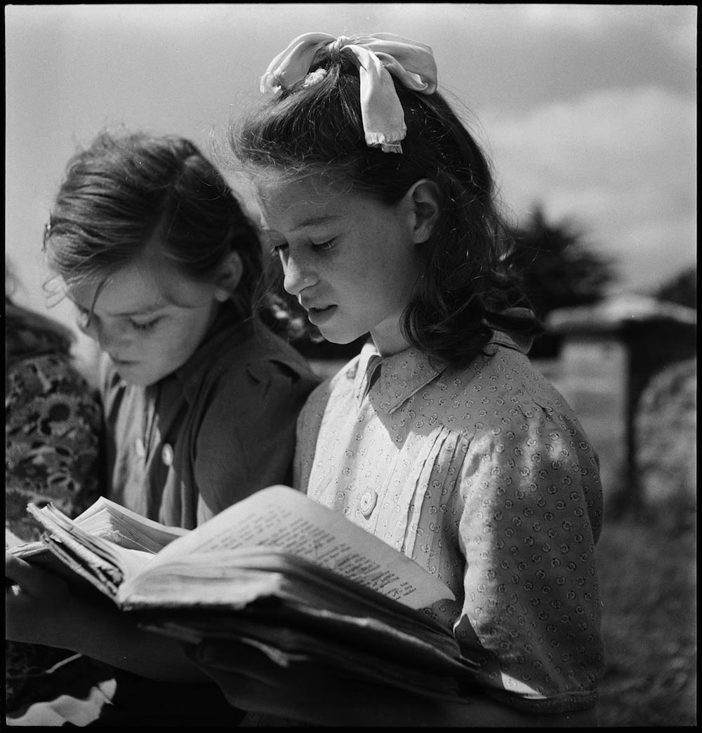 Mädchen beim lernen bei Loch Gair, County Limerick, Irland