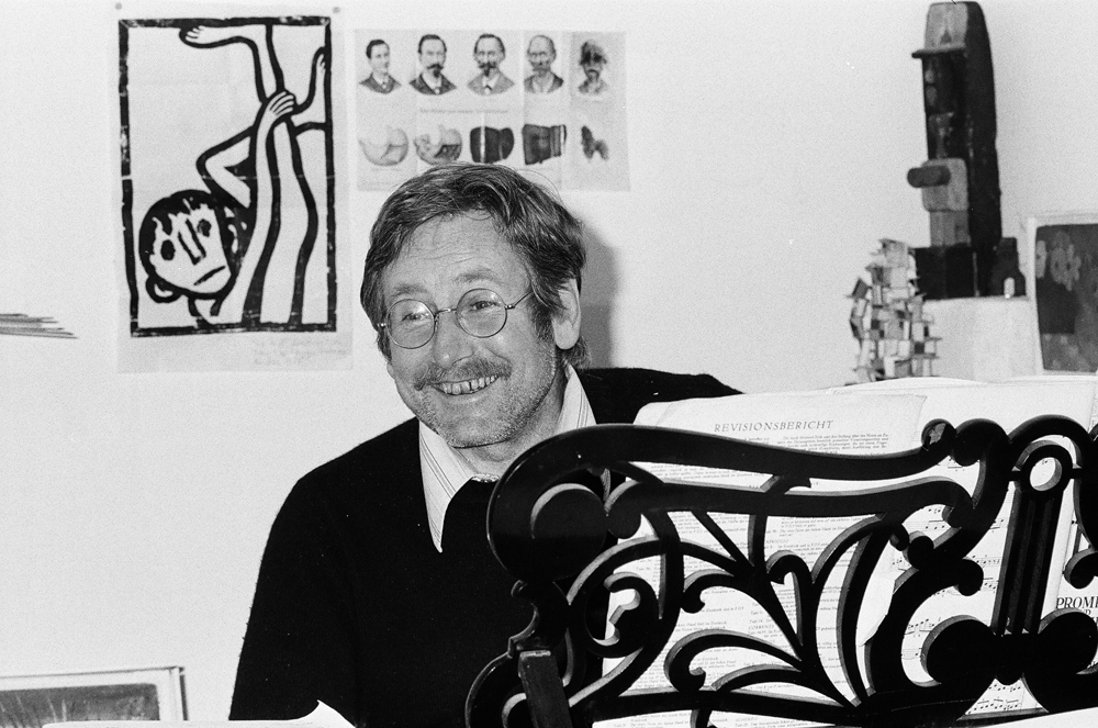 Hans Schärer in seinem Atelier in St. Niklausen