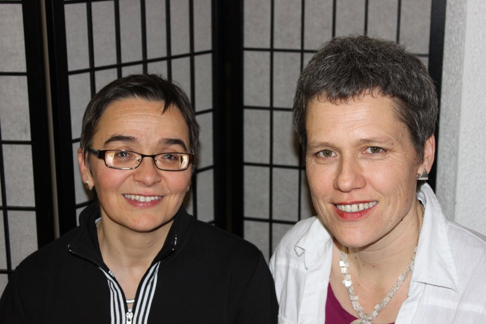 Antoinette Brem und Barbara Lehner (v.l.) bieten mit «Lebensgrund - Begleitung in Übergängen» Unterstützung für Trauernde und einen Lehrgang zu deren Begleitung an.