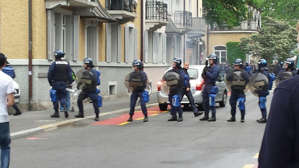 Polizisten stehen vor die FCL-Fans, von hinten marschieren die FCZ-Fans die Hirschmattstrasse runter.