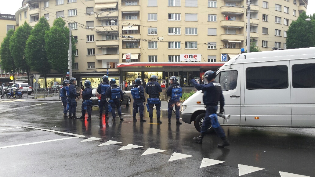 Starke Polizeikräfte riegeln am Pfingstmontag den Bundesplatz ab, um den Heimmarsch der Zürichfans zu ermöglichen.