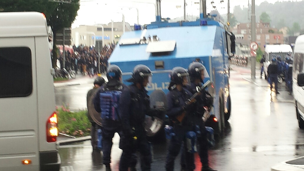 Starke Polizeikräfte riegeln den Bundesplatz ab, um den Heimmarsch der Zürichfans zu ermöglichen.